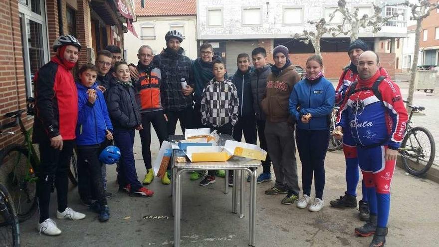 Reponiendo fuerzas tras la marcha cicloturista.