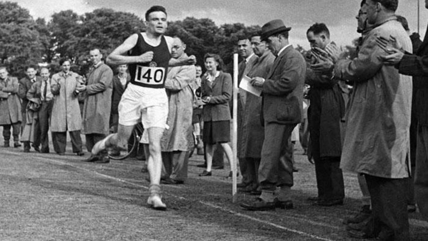 Alan Turing, en una de las escasas imágenes que hay de él corriendo.