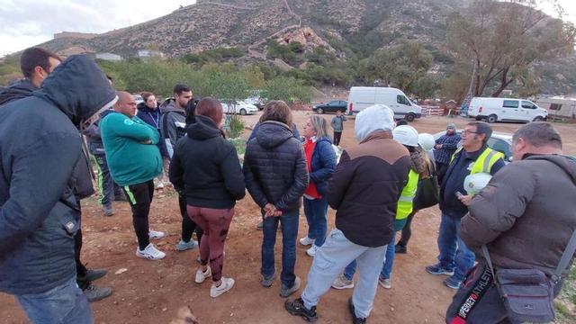 El grupo de vecinos que paralizaron el derribo de las cuatro viviendas ayer en la zona donde se encuentran las casas.