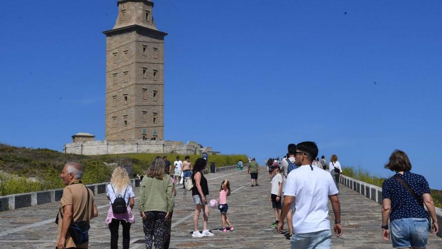 Turistas en la Torre este verano. |  LOC