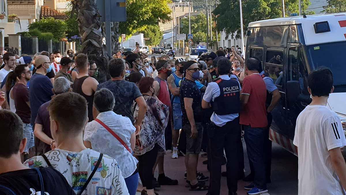 Los Mossos se llevan escoltados unos jóvenes ocupas de Llançà