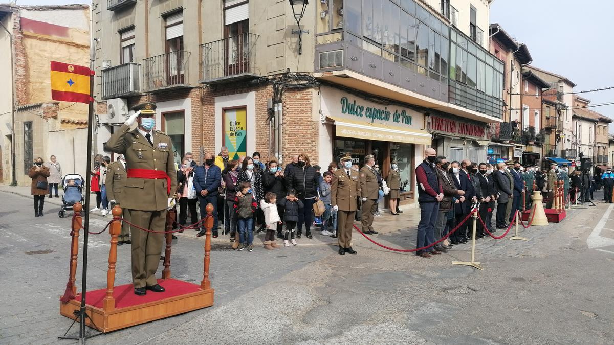 Militares, autoridades y vecinos asisten al acto de homenaje a los &quot;caídos&quot; por España