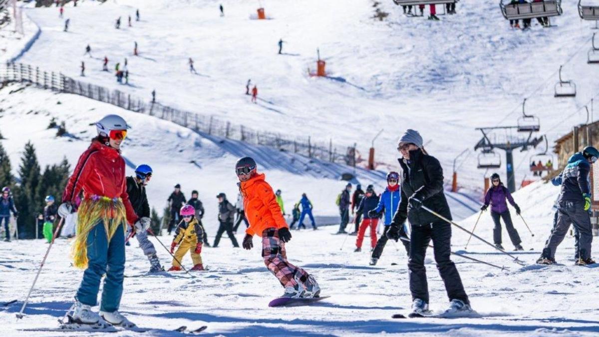 Varias esquiadoras, el pasado fin de semana, en las pistas de la estación invernal de Cerler.