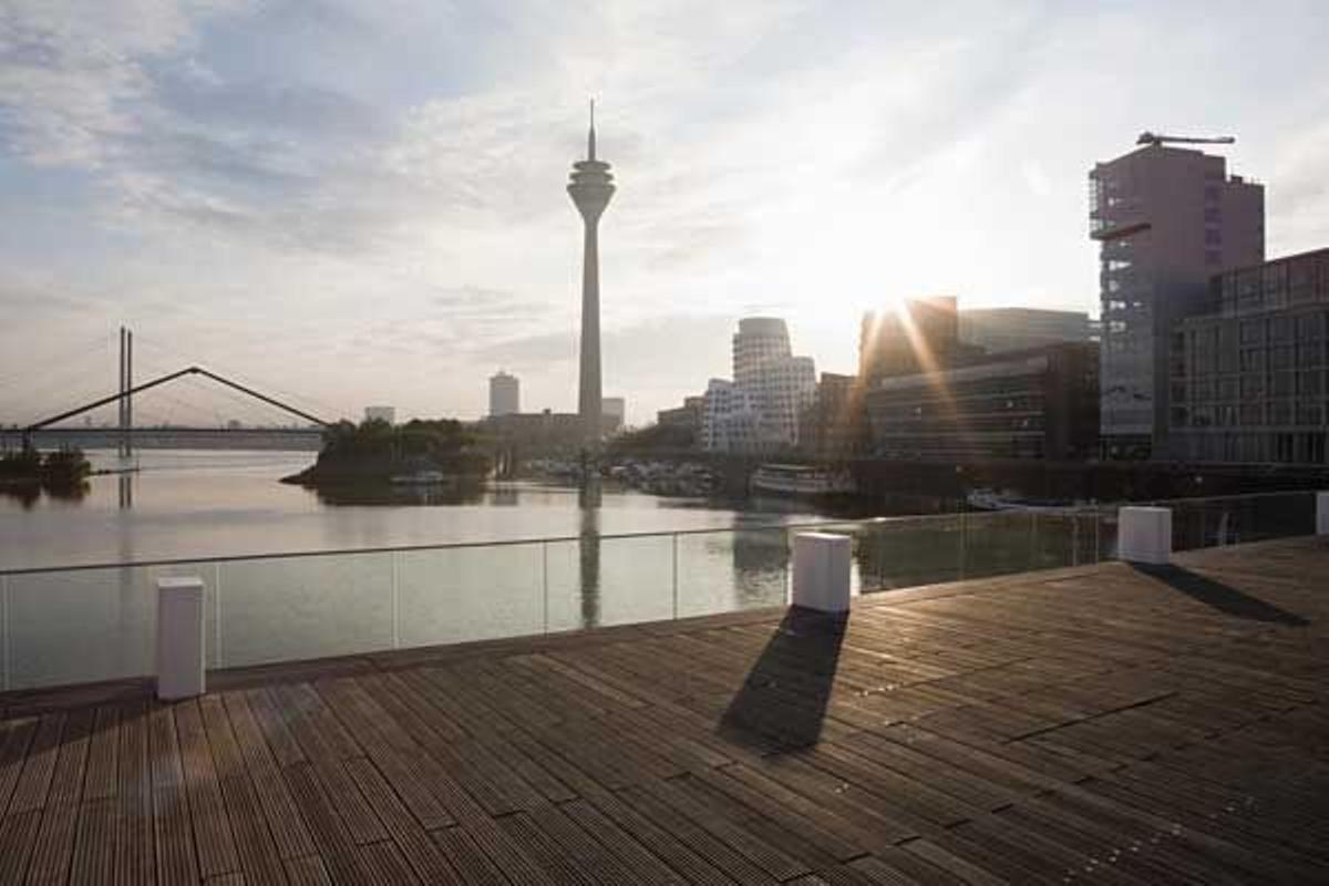 Vista al atardecer del Media Harbour de Dusseldorf.