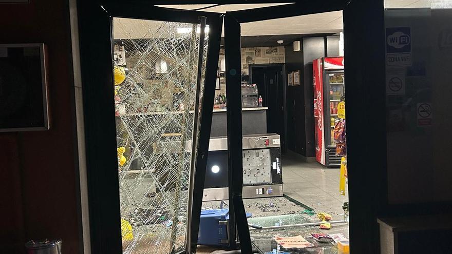 Destrozos causados en el establecimiento de Amoedo por los asaltantes.
