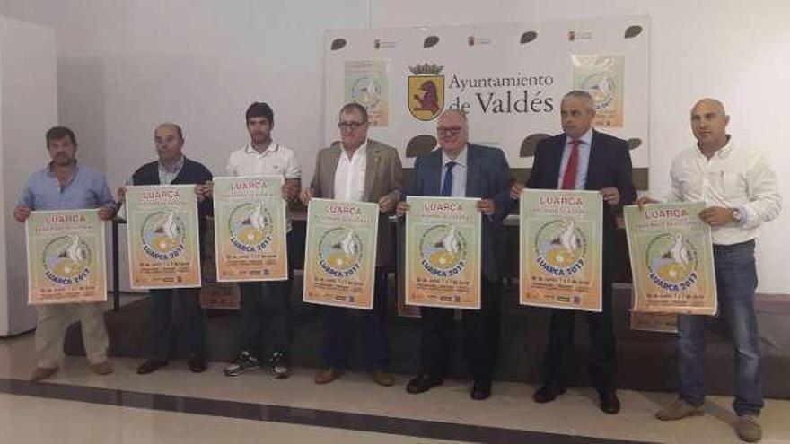 Por la izquierda, el presidente del Club Internacional Luarca, Enrique Pérez; el presidente de la Federación de Fútbol Sala de Asturias, Armando García; el concejal de Deportes, Carlos Martín; el alcalde de Valdés, Simón Guardado; el presidente del comité organizador de los campeonatos de selecciones territoriales de fútbol sala, Gonzalo Azcárate; el representante de Liberbank, Javier Pasarón, y el director del torneo, Miguel García, en la presentación del torneo.