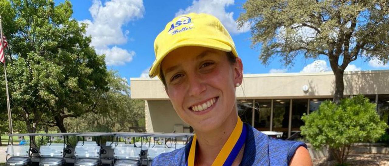 María Sierra con la medalla del último torneo. | Angelo Sports/ M. S.