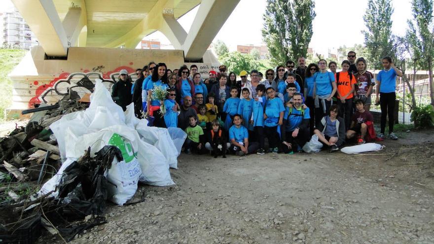 Foto de grup dels participants a la neteja col·lectiva.