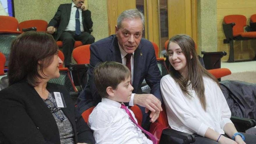 Balseiros charla con su familia durante un receso en la sesión plenaria. // Xoán Álvarez