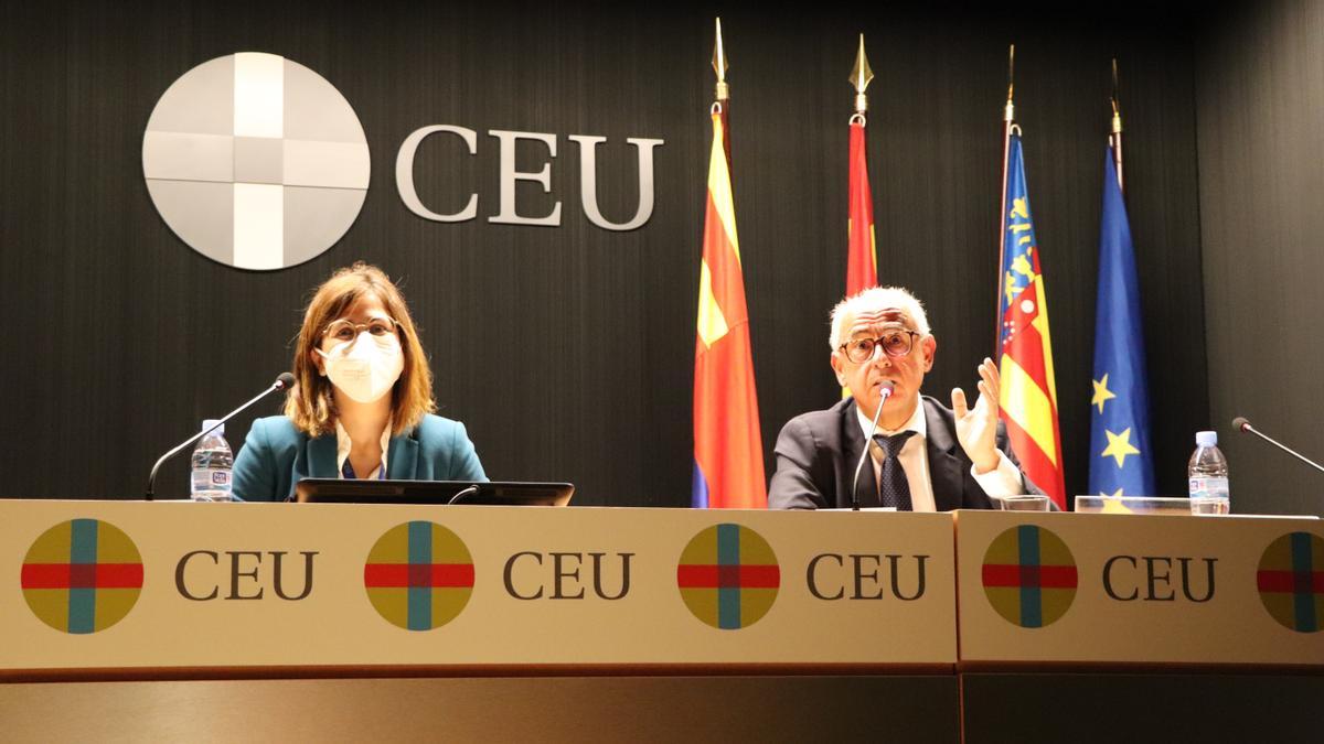 El magistrado Enrique García-Chamón Cervera durante su charla en el CEU de Elche.