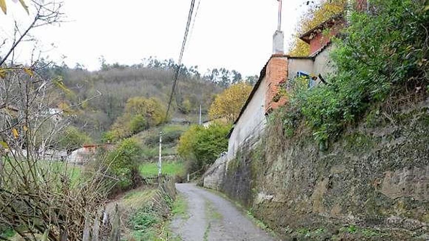 La carretera de acceso al núcleo de El Cantiquín, en Mieres.