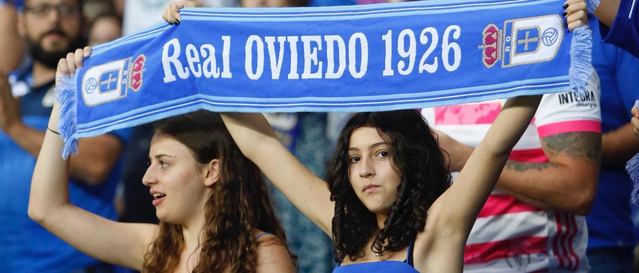 Aficionadas del Oviedo en la grada del Tartiere durante el Real Oviedo-Levante