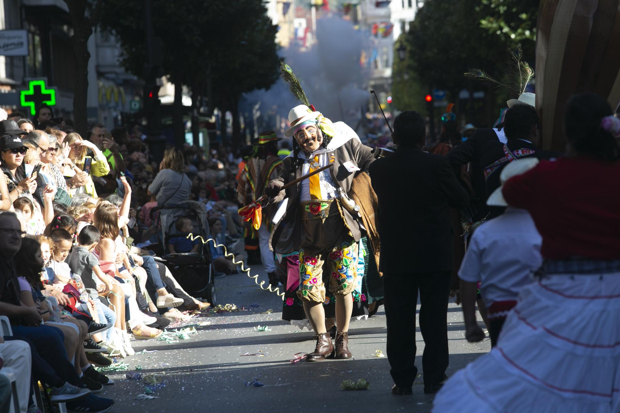 En Imágenes: El Desfile del Día de América llena las calles de Oviedo en una tarde veraniega