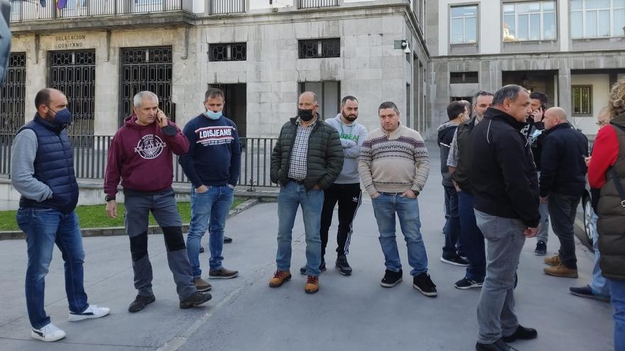 Transportistas asturianos frente a la sede de Delegación de Gobierno