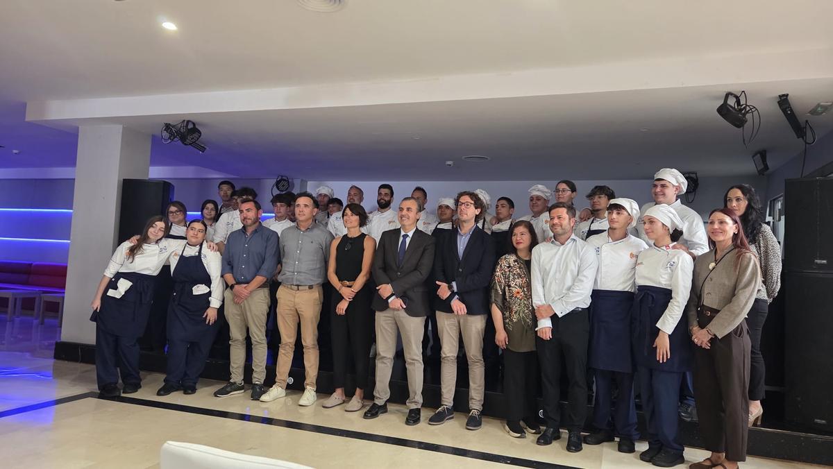 Profesores y alumnos de cocina, junto al conseller Antoni Vera