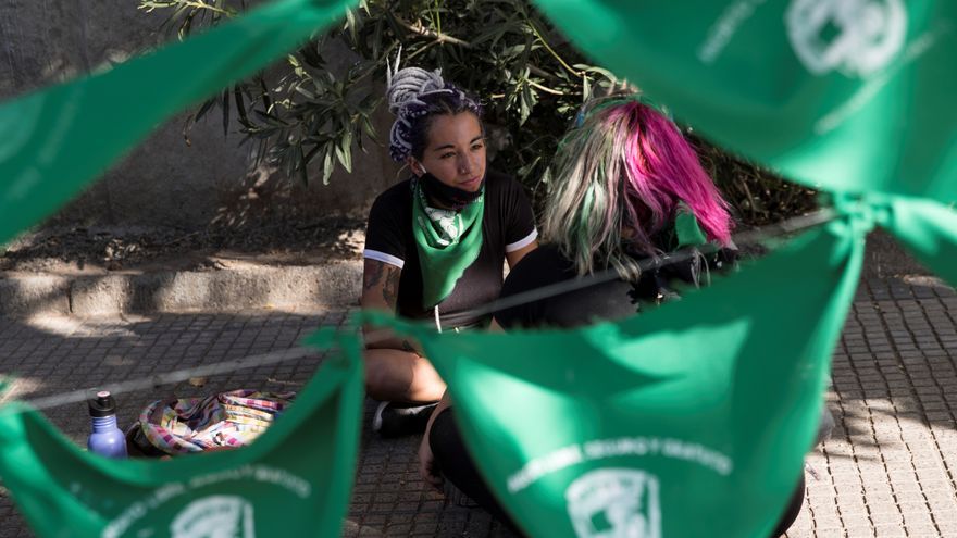 Un grupo de mujeres participa en un &quot;pañuelazo&quot; frente a la sede central de la Universidad Católica de Chile en Santiago (Chile).