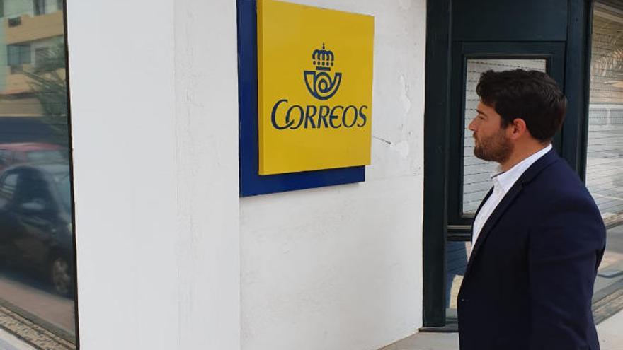 El alcalde, Airam Puerta, ante las nuevas dependencias de Correos.