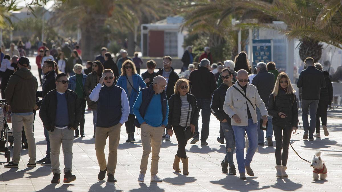 Ambiente del paseo marítimo en el Port de Sagunt.