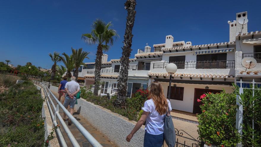 Las zonas turísticas y residenciales de Alicante acusan más la vida en soledad