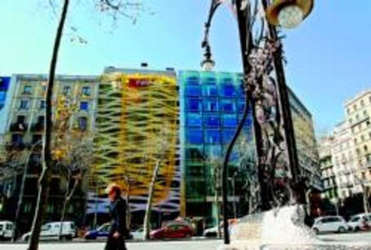 Façana, dissenyada per Ito, de l’aparthotel de passeig de Gràcia, 83, que suggereix moviment d’onades. Façana, dissenyada per Ito, de l’aparthotel de passeig de Gràcia, 83, que suggereix moviment d’onades.