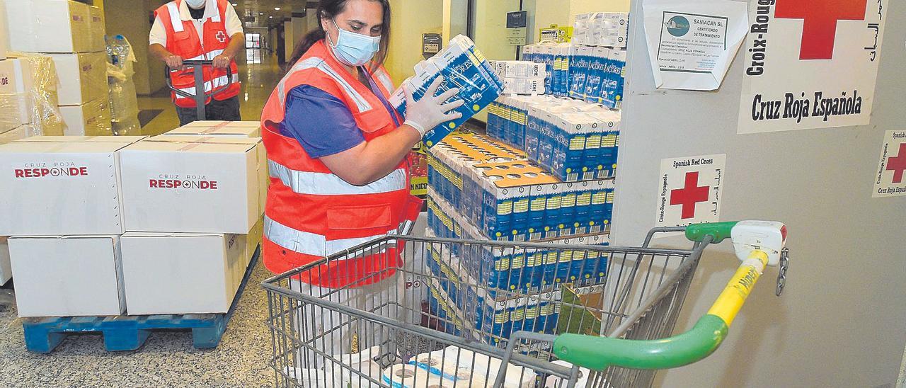 Voluntarios de Cruz Roja preparando la ayuda de alimentos en su almacén junto a la sede de Las Palmas de Gran Canaria en mayo de 2020.
