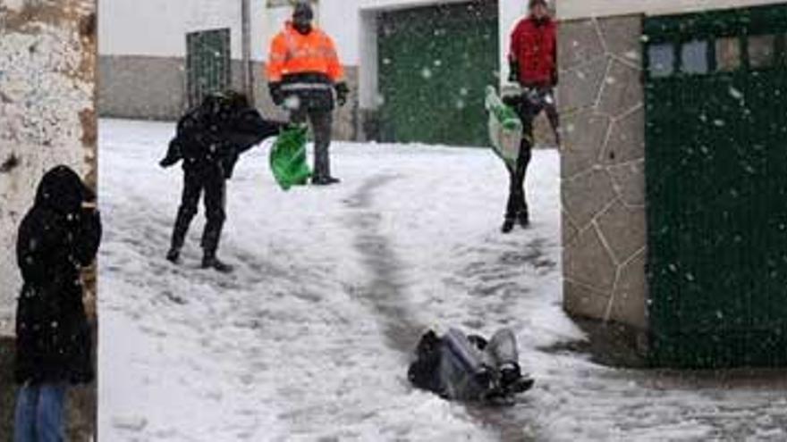 El temporal de nieve obliga a cortar siete carreteras en el norte extremeño