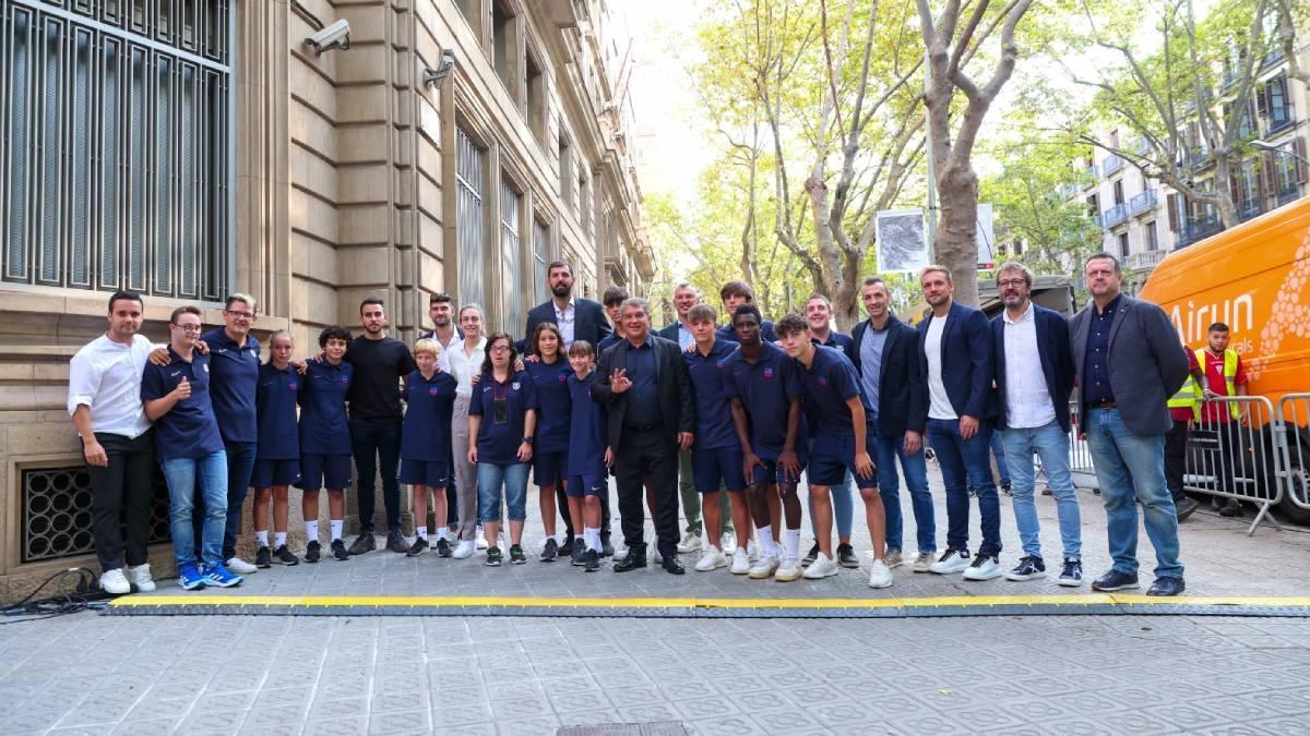 Foto de familia de los deportistas y técnicos del FC Barcelona en la ofrenda por la Diada