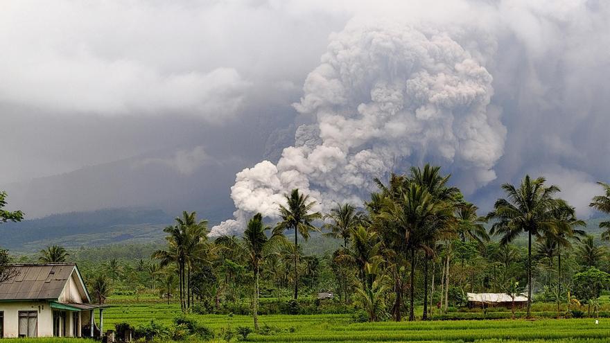 Espectacular timelapse del momento de la erupción del volcán Semeru en Indonesia