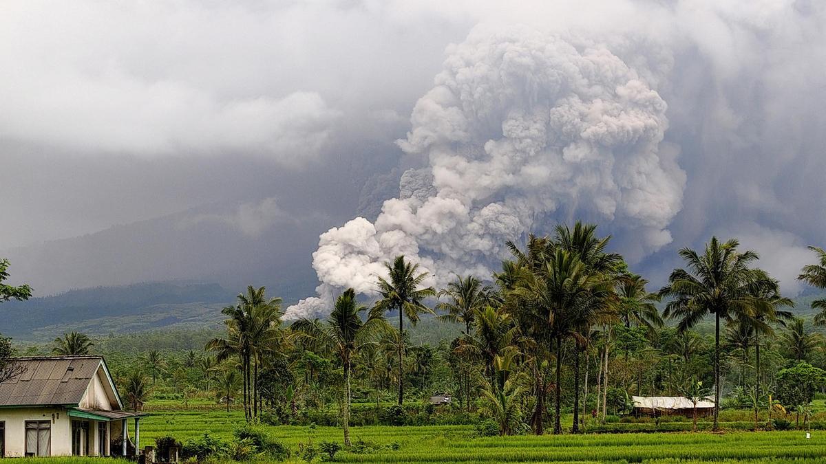 Espectacular timelapse del momento de la erupción del volcán Semeru en Indonesia