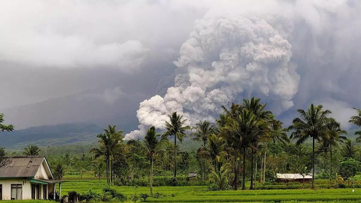 Espectacular timelapse del momento de la erupción del volcán Semeru en Indonesia