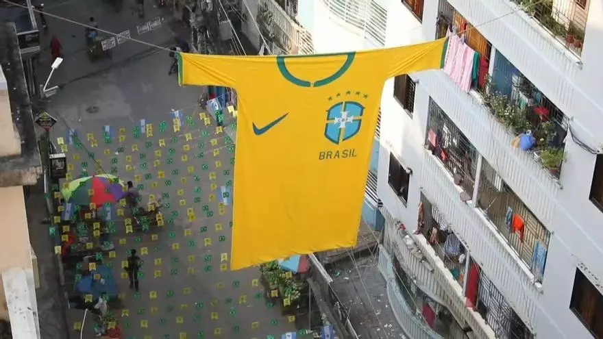 Camisetas gigantes de Argentina y Brasil animan el mundial en Daca