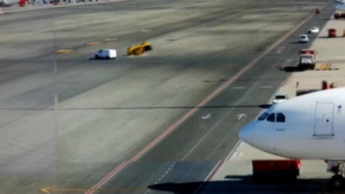 Choque de dos vehículos en las pistas del aeropuerto de Barajas