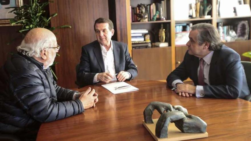 Serafín Ocaña, Abel Caballero y Juan Güell, ayer en el despacho del alcalde en Praza do Rei. // Adrián Irago