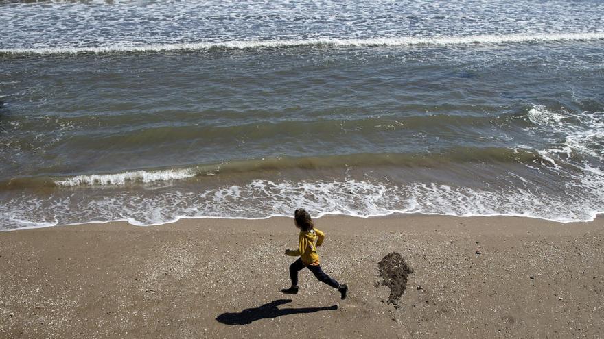 Un niño en la playa dela Malva-rosa.