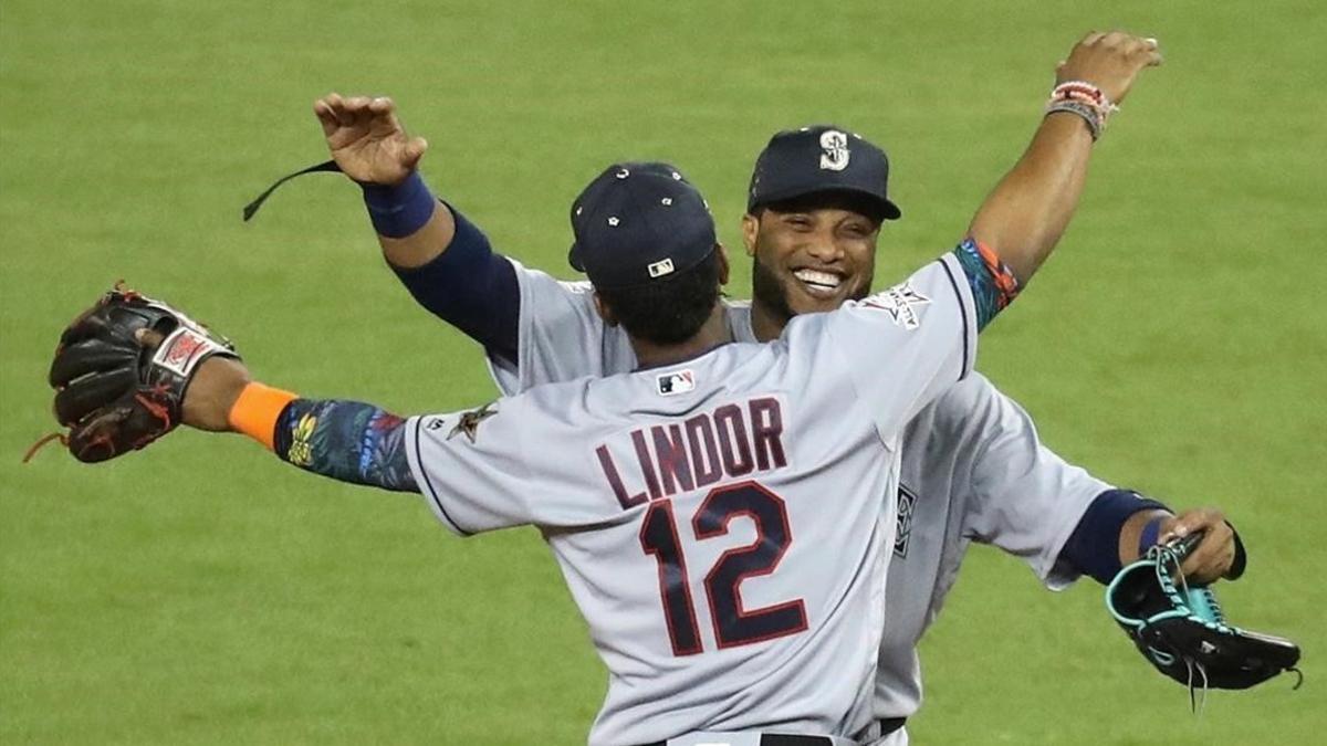 Robinson Cano es felicitado por su compañero Francisco Lindor, tras ganar el partido de las estrellas en Miami.