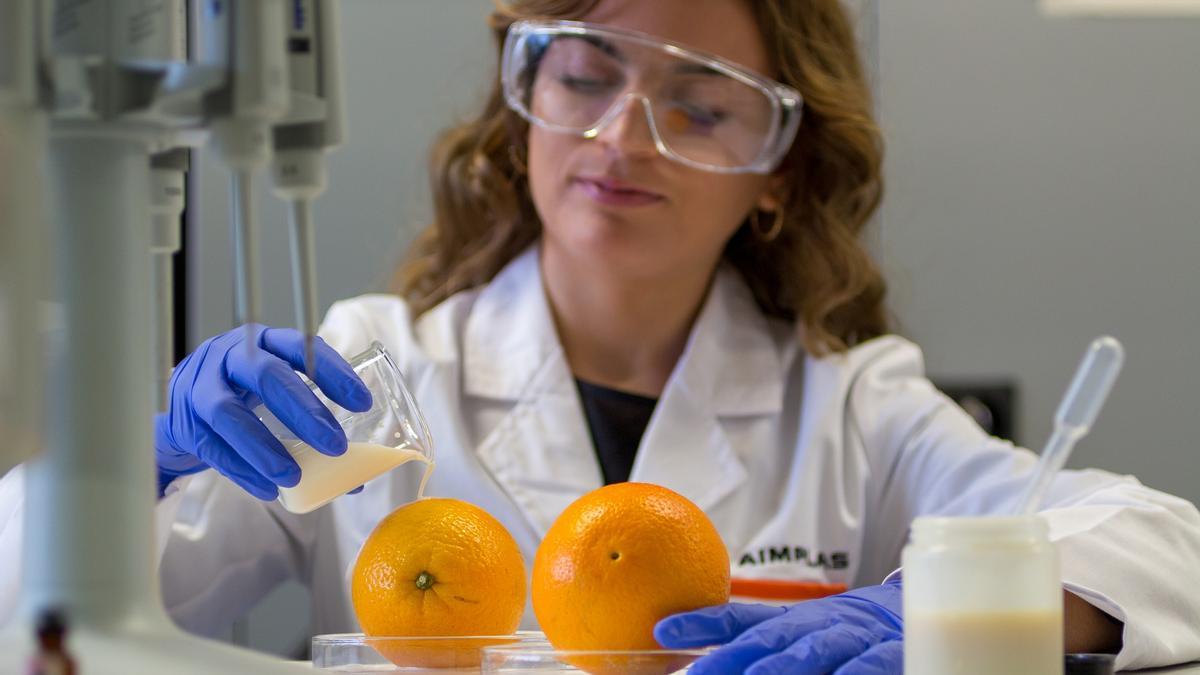 Una investigadora de Aimplas experimentando con el recubrimiento bioactivo.