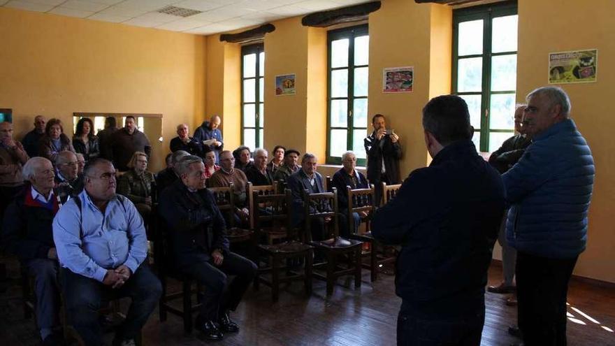 El director de Transportes, José María Pertierra; Fernando Lastra; el alcalde castropolense, José Ángel Pérez, y el edil de Obras, Ramón González, ayer, durante la reunión vecinal en las escuelas de Presno.