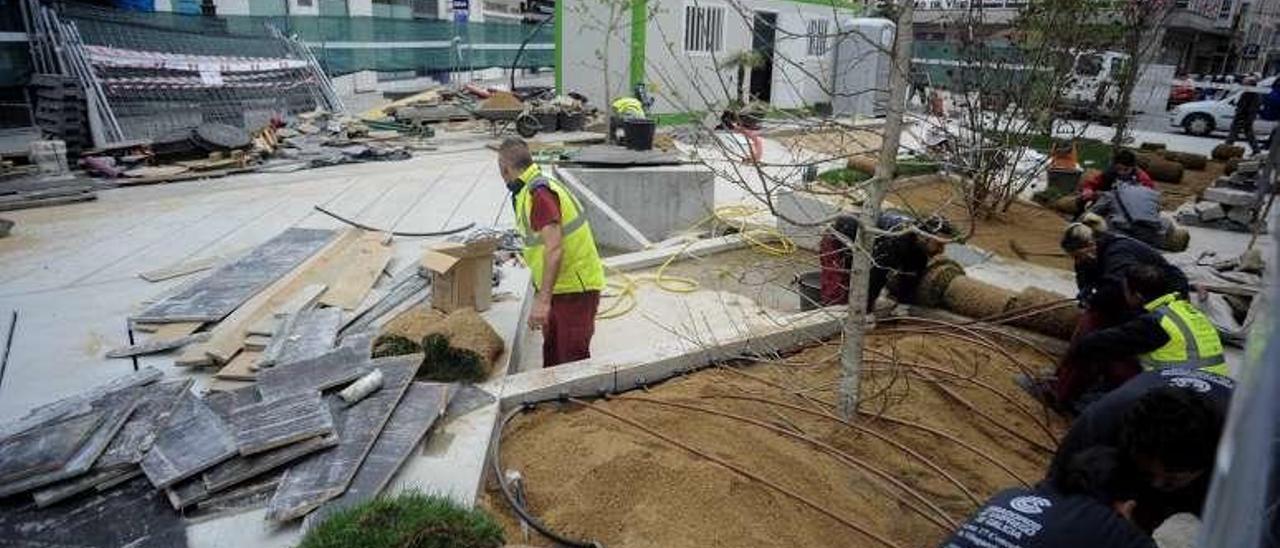 Las obras ayer en la Praza de Galicia. // Iñaki Abella