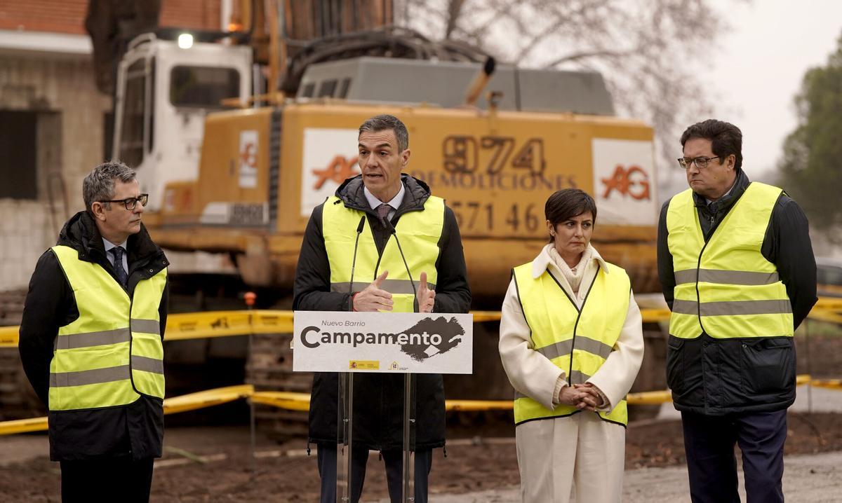 Pedro Sánchez, presidente del Gobierno, en el acto de inicio de los trabajos de demolición de los edificios del acuartelamiento de Campamento.
