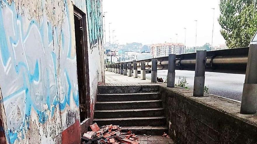 Al fondo, ladrilllos desprendidos de la Casa Carnicero en la acera.