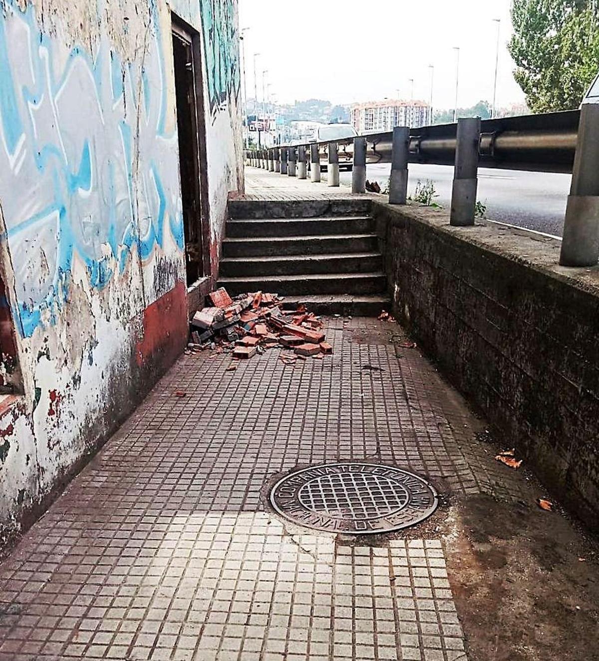 Al fondo, ladrilllos desprendidos de la Casa Carnicero en la acera.