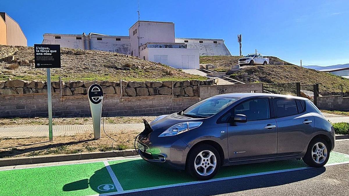 Un vehicle fent la recàrrega al punt situat davant del dipòsit rectangular