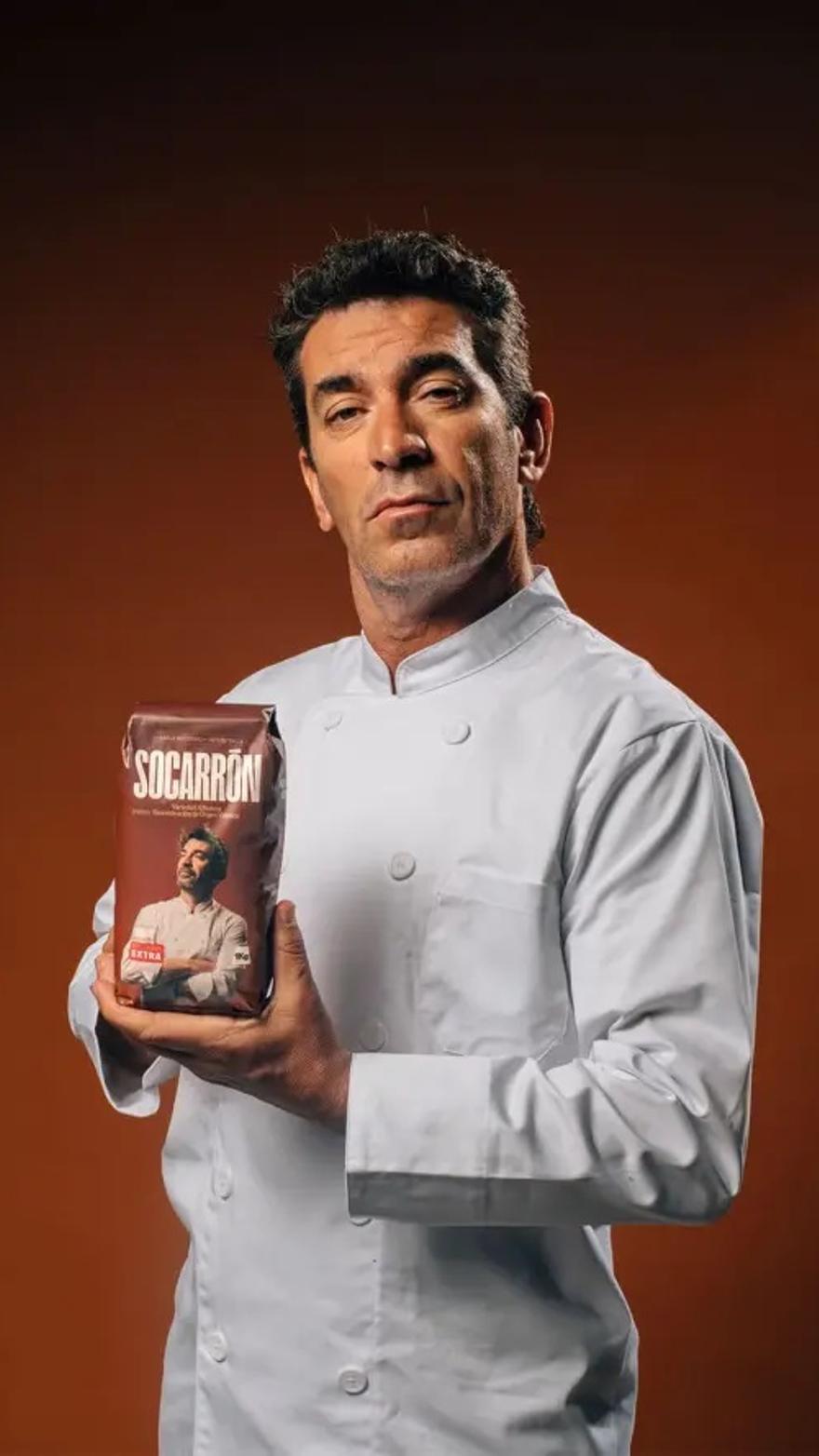 Arturo Valls, 'Segador de Honor', posa con su arroz 'socarrón'.