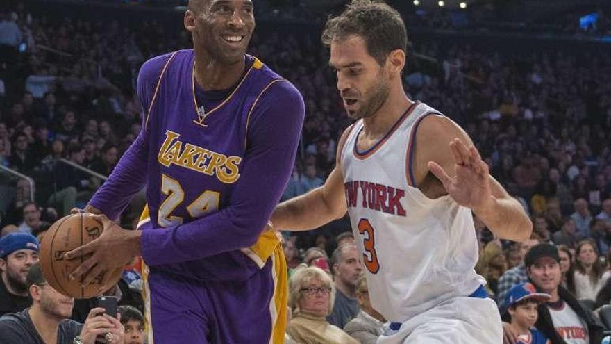 Kobe Bryant, defendido por José Manuel Calderón, durante el partido en el Madison Square Garden.