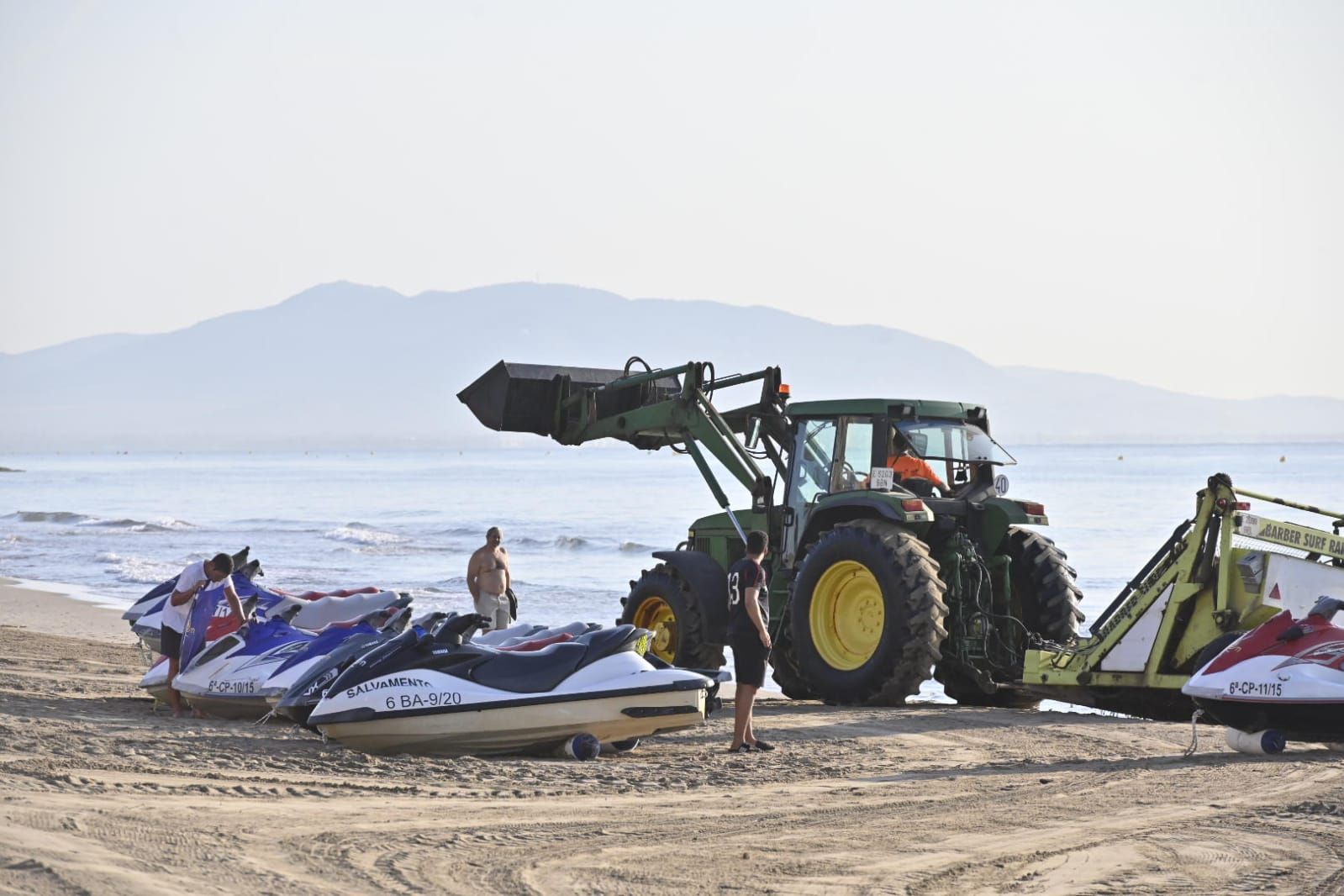 Los agentes actúan para evitar que los usuarios reserven primera línea de playa con las sombrillas