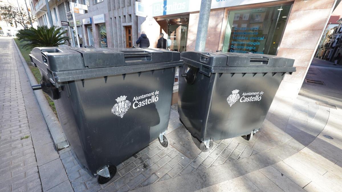Contenedores negros en la plaza Cardona Vives, este miércoles.
