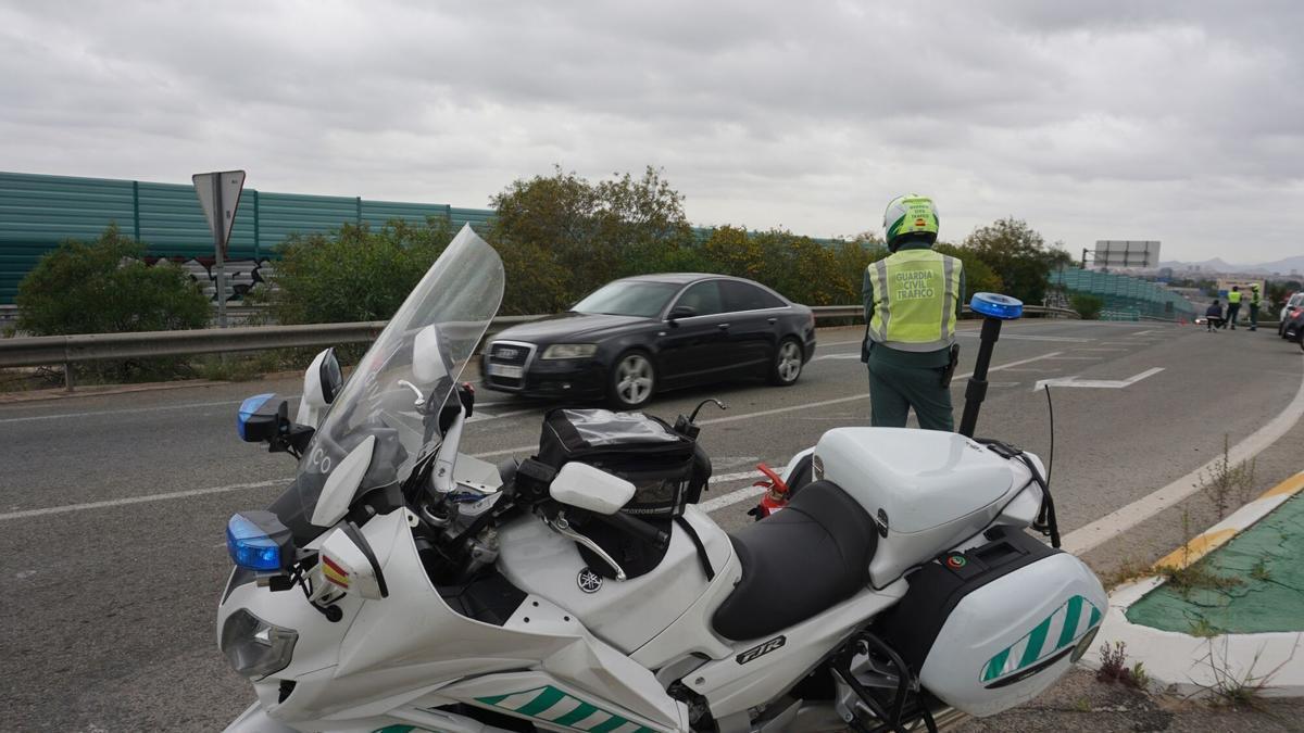 Agentes de la Guardia Civil de Tráfico durante un control