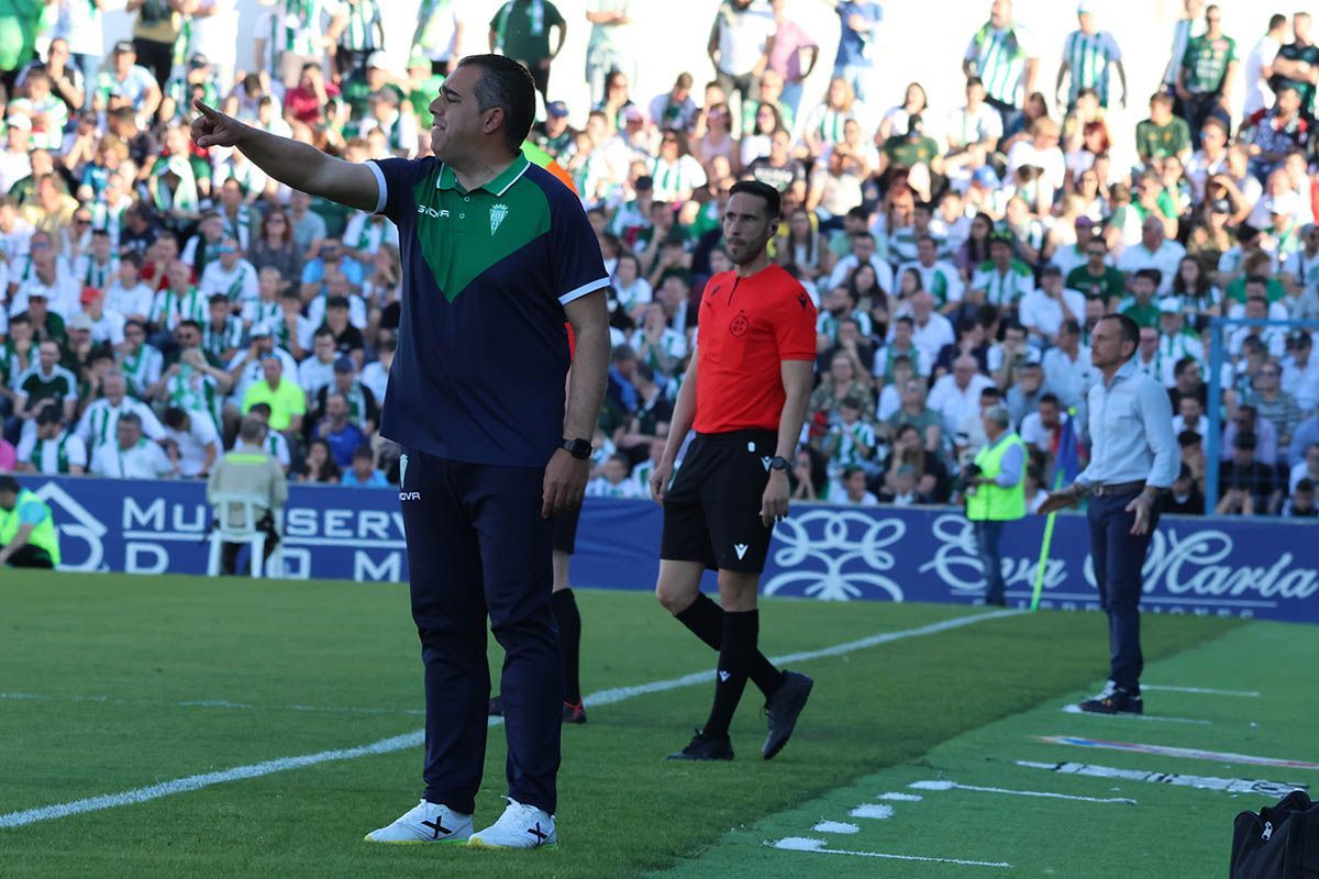 Germán Crespo da indicaciones a sus jugadores durante el choque.