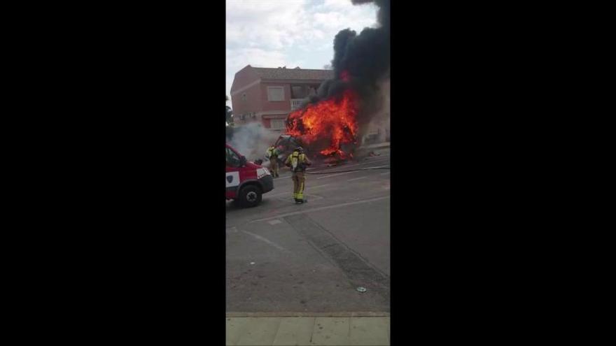 Espectacular incendio de un camión en Cabo de Palos