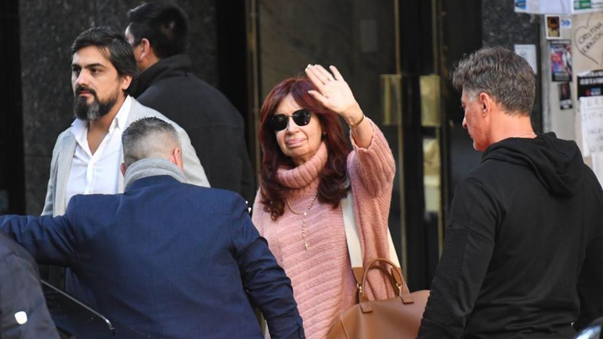 La vicepresidenta de Argentina, Cristina Fernández, saluda a las cámaras.